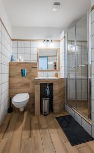 La salle de bains est pourvue de toilettes, d'un lavabo et d'un miroir. dans l'établissement Škorničkův statek, à Chlum u Třeboně