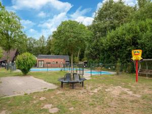 un parc avec une aire de jeux et une piscine dans l'établissement Cozy holiday home in Hoogeveen with garden, à De Bult