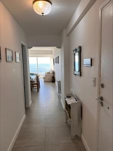 un pasillo que conduce a una sala de estar con vistas en ALMAR III Sólo para familias en Mar del Plata