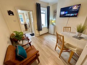 a living room with a table and a dining room at EasyRest House 3 Grantham - 5 Beds & Free Parking - Easy Location - Access to A1, Town Centre & Shops in Grantham