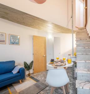 ポルトにあるHost Wise - Quiet Colourful House - Gardenの青いソファとテーブルのあるリビングルーム