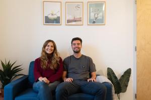 ポルトにあるHost Wise - Quiet Colourful House - Gardenの青いソファに座る男女