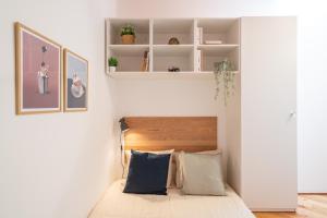 ポルトにあるHost Wise - Quiet Colourful House - Gardenの木製のヘッドボードが付いたベッドのある寝室 +35枚の写真