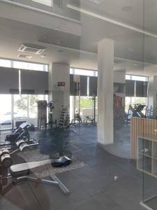 una palestra con tapis roulant e attrezzature per il fitness in un edificio di STAY Mediterranean Waves Apartment a Paralimni