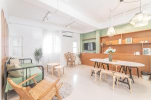 sala de estar con mesa y sillas en Evergreen apartment by Beginning with, 3BR in heart of Nimman, en Chiang Mai