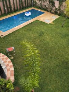 une petite arrière-cour avec une piscine et une plante dans l'établissement Jawharat marrakech, à Marrakech