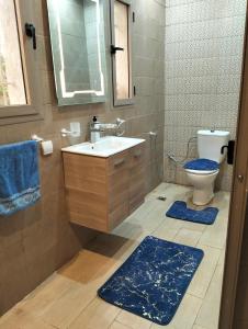 bagno con lavandino e servizi igienici di Jawharat marrakech a Marrakech