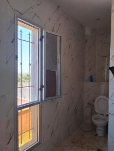La salle de bains est pourvue de toilettes et d'une fenêtre. dans l'établissement Jawharat marrakech, à Marrakech