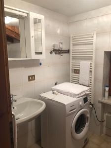 uma casa de banho com uma máquina de lavar roupa e um lavatório em Baita "la Brenva" Pialemont Champorcher - CIR VDA - PONTBOSET 0001 em Pontboset