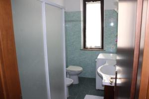 een badkamer met een toilet, een wastafel en een spiegel bij ALLOGGIO PREDIO VALCELLE in Acquapendente