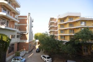 an apartment building with cars parked in a parking lot at Luxury Residence Mamaia in Mamaia