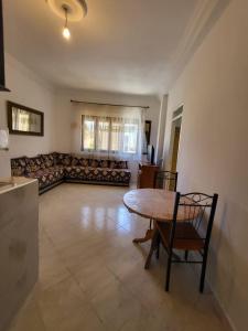 a living room with a table and a couch at Appartement Tanger 2 in Tangier