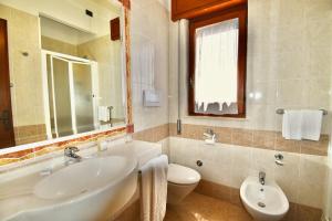 Koupelna v ubytování Cossyra Hotel