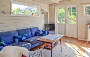 un soggiorno con divano blu e tavolo di Stunning Home In Brekkest With Kitchen 