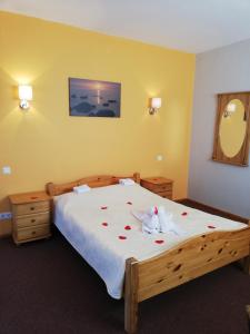 een slaapkamer met een bed met twee knuffels erop bij Rēderi in Roja