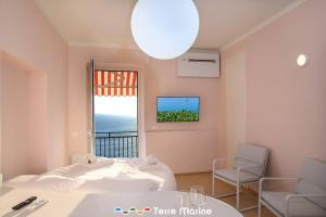 1 dormitorio con cama y ventana grande en Sea-Cret, TerreMarine, en Manarola