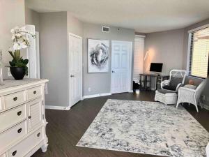 uma sala de estar com uma cómoda branca e um sofá em Casa de la Diosa: Stunning Oceanfront PentHouse in Garden City SC 4Bdr4Ba 
