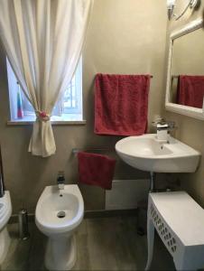 Et badeværelse på Ally's house + 11 billeder