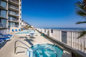 uma vista para a praia a partir da varanda de um resort em Casa de la Diosa: Stunning Oceanfront PentHouse in Garden City SC 4Bdr4Ba 
