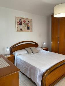 1 dormitorio con 1 cama con 2 almohadas en Appartamento Vacanze Dommu Mia, en Arzana