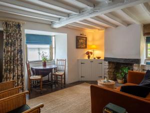 ein Wohnzimmer mit Tisch und Küche in der Unterkunft Armada Cottage in Charlbury
