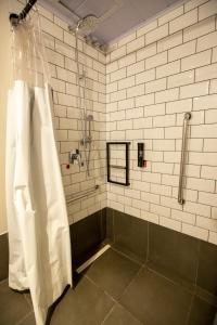 La salle de bains est pourvue d'une douche avec rideau de douche. dans l'établissement ibis Cuiaba Shopping, à Cuiabá