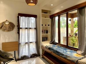 una habitación con una ventana con un banco delante de ella en Marhay Villa Siargao en General Luna
