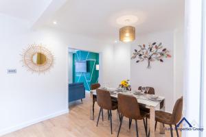 a dining room with a table and chairs at Premium Southampton Accommodations, Ideal for Relocators and Working Professionals #close to Southampton general hospital in Southampton