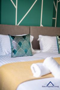 a bed with white sheets and pillows in a room at Premium Southampton Accommodations, Ideal for Relocators and Working Professionals #close to Southampton general hospital in Southampton