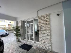 biały budynek z oknem i rośliną w obiekcie Serenity apartment w mieście Pirgos