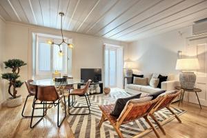 uma sala de estar com uma mesa e um sofá em Apartamento espaçoso, ideal para famílias - São Bento - TTL339 em Lisboa