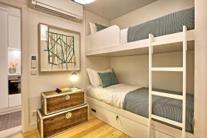 um pequeno quarto com beliches e um espelho em Apartamento espaçoso, ideal para famílias - São Bento - TTL339 em Lisboa