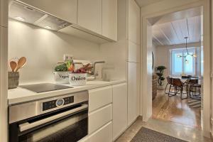 uma cozinha com um lavatório e um fogão forno superior em Apartamento espaçoso, ideal para famílias - São Bento - TTL339 em Lisboa