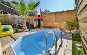 - une piscine dans un jardin avec une clôture en bois dans l'établissement Beautiful Home In Orange With Outdoor Swimming Pool, à Orange