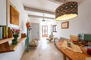 kuchnia i jadalnia ze stołem i krzesłami w obiekcie HelloApulia Masseria Don Sisto w Alberobello