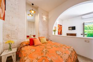 sypialnia z łóżkiem i łukowym oknem w obiekcie HelloApulia Masseria Don Sisto w Alberobello