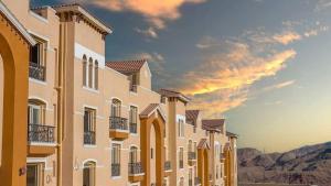 a row of buildings with mountains in the background at شاليه في بورتو السخنه منتجع Chalet Porto el sokhna Heaven hills عائلات فقط H in Ain Sokhna
