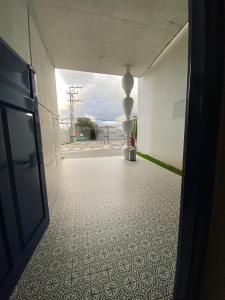 un couloir vide d'un immeuble avec un sol en difficulté dans l'établissement GINOs DUSHI SECRET FOR 8 PEOPLE, à San José