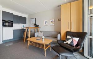 Amazing Apartment In Allinge With House Sea View tesisinde bir oturma alanı