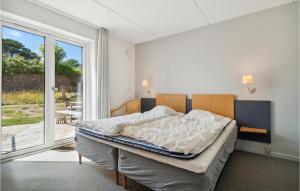 A bed or beds in a room at Amazing Apartment In Allinge With House Sea View