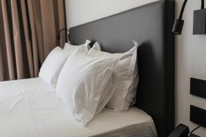 Black Diamond Hotel Dhermi客房内的一张或多张床位
