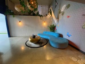 GINOs DUSHI SECRET FOR 8 PEOPLE في سان خوسيه: غرفة بها كراسي زرقاء وطاولة