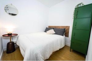 a bedroom with a bed and a green cabinet at Exyca Cuatro Caminos in Madrid