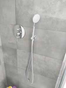 eine Dusche mit Duschkopf im Bad in der Unterkunft Pigiotto in Pesaro
