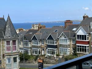 a row of houses with the ocean in the background at 6 Ocean Views in Newquay
