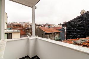 einen Balkon mit Stadtblick in der Unterkunft Chic Apartment in Balat, Fatih with Balcony in Istanbul