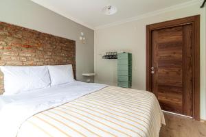 una camera con letto e muro di mattoni di Chic Apartment in Balat, Fatih with Balcony a Istanbul