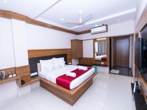 Postel nebo postele na pokoji v ubytování Hotel Chiranjeevi Kolhapur