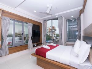 Hotel Chiranjeevi Kolhapur客房内的一张或多张床位