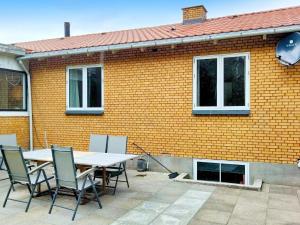 a table and chairs in front of a building at Holiday home Nordborg XXV in Nordborg